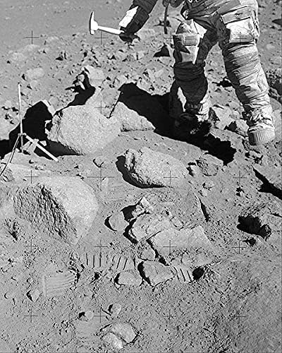 Apollo 15 Dave Scott sakuplja lunarne uzorke 11x14 Silver Halonide Photo Print