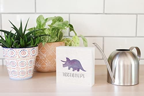 Triceratops SQ, dekor doma Joyride, znak za blok drveta, 5 x5 samostojeći, polica ili zid prikazan, umjetnik dizajniran kućni dekor.