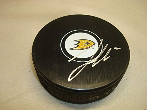 Luke Shann potpisao je hokejaški pak Anaheim Ducks s 1A-NHL Pakom s autogramom