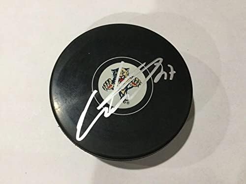 Eetu Luostarinen potpisao je hokejski pak Florida Panthers s b-Pakom NHL-a s autogramima
