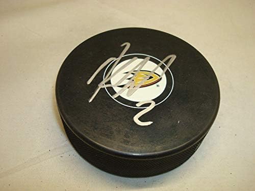 Kevin Bieksa potpisao je hokejaški pak Anaheim Ducks s 1A-NHL Pakom s autogramom