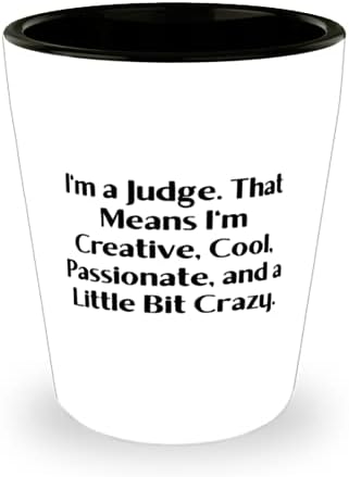 Sudac sa začepljenim ustima, ja sam sudac. To znači da sam kreativna, cool, strastvena i pomalo sarkastična maturalna čaša za kolege