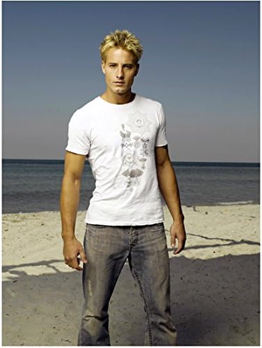 Justin Hartley je Aquaman izbliza na plaži u bijeloj košulji smiješeći se 8 x 10 inčni fotografija