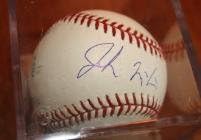 Američki junak John McCain potpisao je bejzbol s autogramom