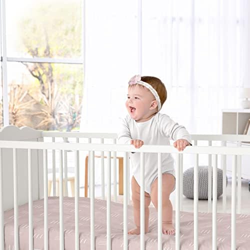 Slatki jojo dizajnira mauve i bijela boho mudcloth djevojčica opremljena krevetića za bebe ili malu djecu vrtić - ružičasta prašnjava