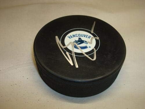 Brad Richardson potpisao je hokejaški pak Vancouver Canucks s 1A-NHL Pakom s autogramom