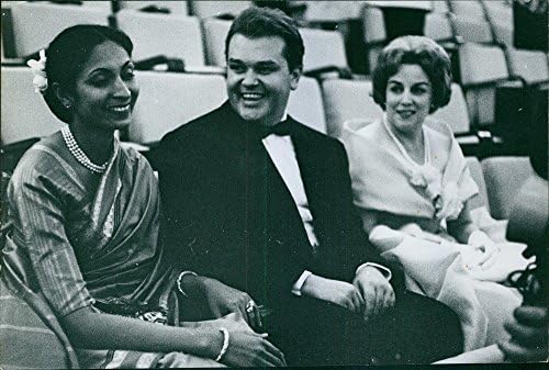 Vintage fotografija Sonali Das Gupta u razgovoru je dok se smije.